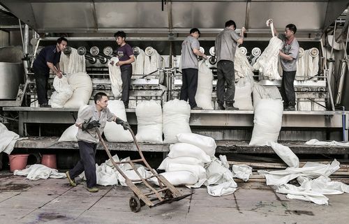 染整车间|||濮院镇是全国最大的羊毛衫集散中心和全国毛针织服装生产