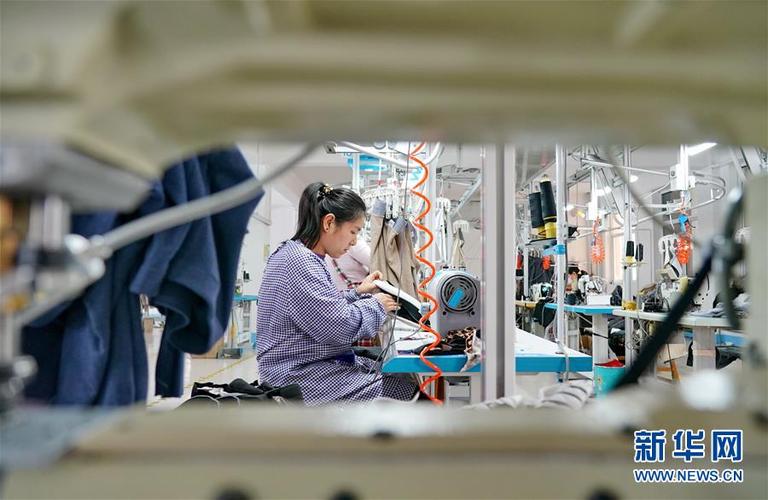 11月2日,工人在肃宁县一家针纺服装企业生产车间工作.